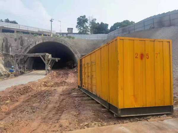 岳塘发电机出租自启装置的工作原理是什么？